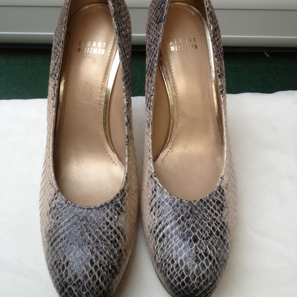 Stuart Weitzman beige croc with wooden heels. - Picture 2 of 7